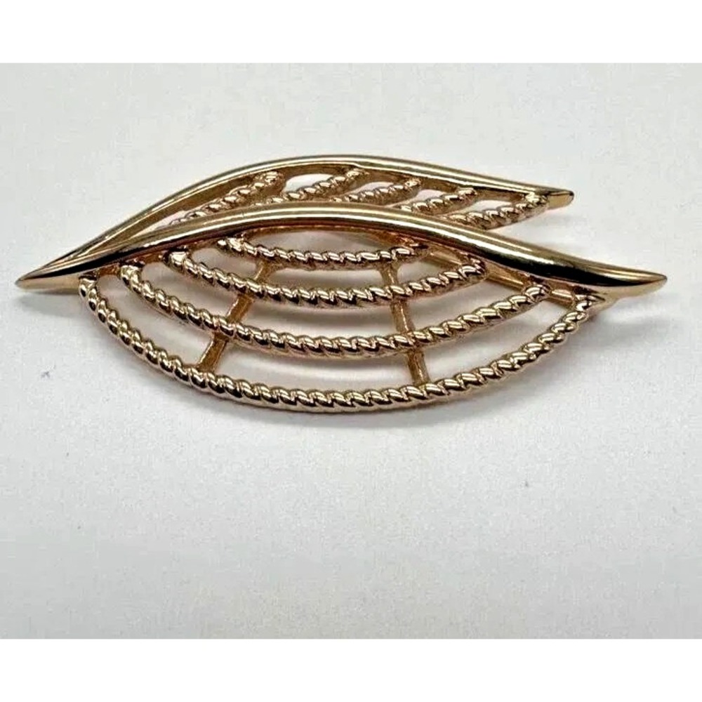 Gold Tone Openwork Leaf Brooch Pin Textured Rope Design Costume Jewelry Elegant